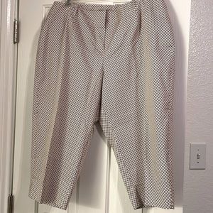 Capri Pants with back pocket and belt loops